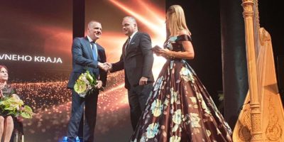 Prezident SZKC Vojto Artz si z rúk predsedu BSK J. Drobu prevzal ocenenie za rok 2022