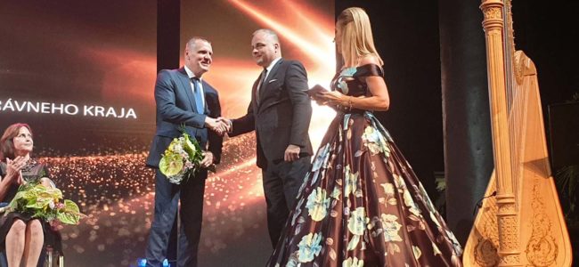 Prezident SZKC Vojto Artz si z rúk predsedu BSK J. Drobu prevzal ocenenie za rok 2022